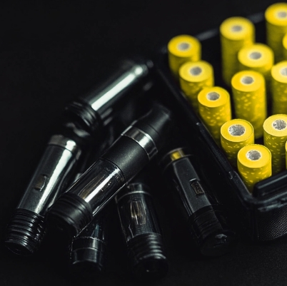 cossolou_e-cigarette_batteries_black_table_black_background_l_2ca35da3-de5e-40e8-9bd7-3ef9afb24a28_2