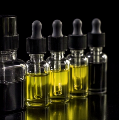 cossolou_e-cigarette_flavours_black_table_black_background_lo_78828776-fd62-4d12-96b1-84be181c3960_0